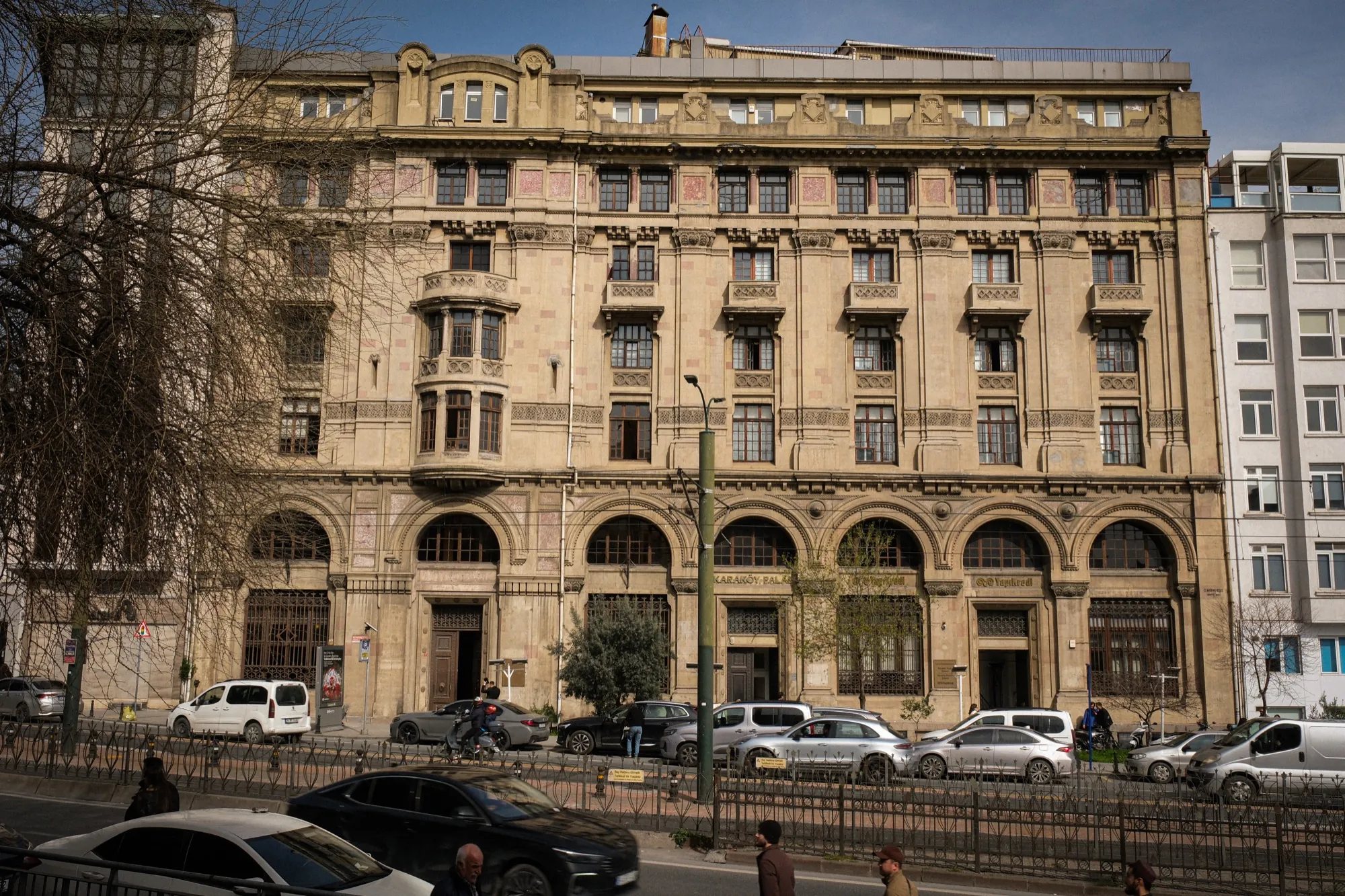 Cadde üzerinden bütün cephe