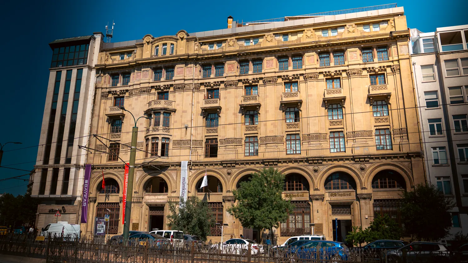 Karaköy Palas’ın cadde üzerinden görünen cephesi