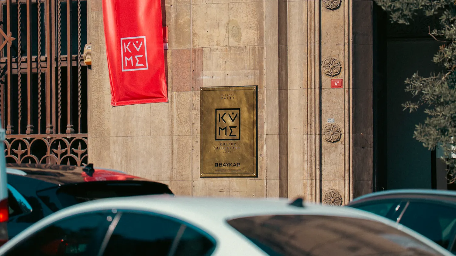 Girişteki pirinç künye: Karaköy Palas · Kültür Medeniyet Vakfı