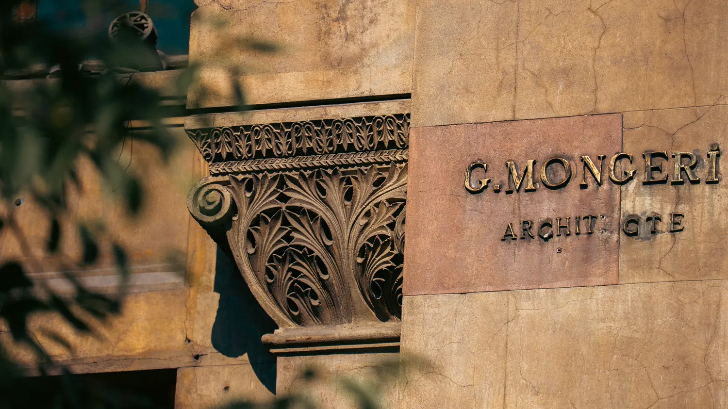 Cepheye kazınmış mimar imzası: G. Mongeri, architecte
